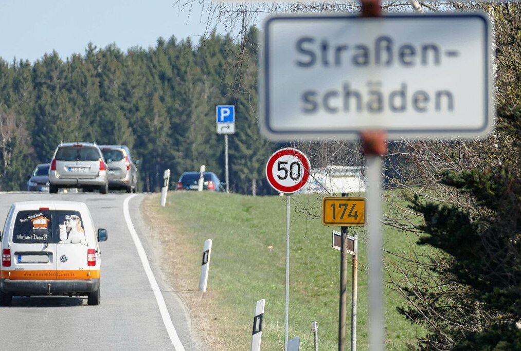 Wegen Fahrbahnschäden sind auf der B 174 zwischen Großolbersdorf und der Heinzebank nur maximal 50 km/h erlaubt. Foto: Andreas Bauer