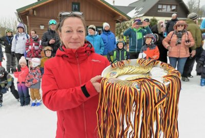 50 Teilnehmer beim Wurzelcup im Ski-& Funpark Carlsfeld gestartet - Beim Wurzelcup in Carlsfeld bekommt jeder Teilnehmer eine Medaille - im Bild Silvia Lindner. Foto: Ralf Wendland