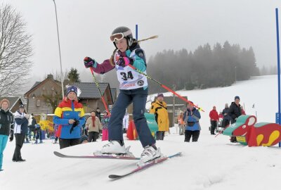 50 Teilnehmer beim Wurzelcup im Ski-& Funpark Carlsfeld gestartet - Magdalena Uhlig aus Carlsfeld hat heute bei den neunjährigen Mädchen den ersten Platz belegt beim Wurzelcup. Foto: Ralf Wendland