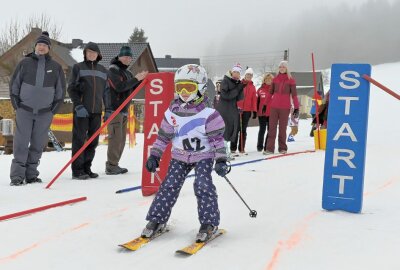 50 Teilnehmer beim Wurzelcup im Ski-& Funpark Carlsfeld gestartet - Frieda Beetz aus Carlsfeld hat heute bei den fünfjährigen Mädchen den ersten Platz belegt beim Wurzelcup. Foto: Ralf Wendland