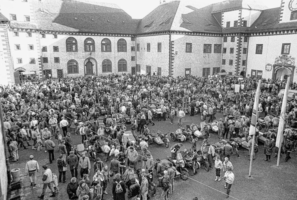 50. Wintertreffen der Bikerfans auf Schloss Augustusburg - 14.01. 1989, DDR, Augustusburg: Motorradtreffen. Foto: Harry Haertel
