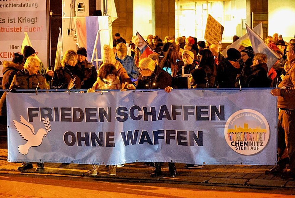 500 Meter schweigender Marsch bei Protest am Montagabend in Chemnitz - Demonstrationen am Montagabend in Chemnitz. Foto: Harry Härtel