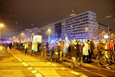 500 Meter schweigender Marsch bei Protest am Montagabend in Chemnitz - Demonstrationen am Montagabend in Chemnitz. Foto: Harry Härtel