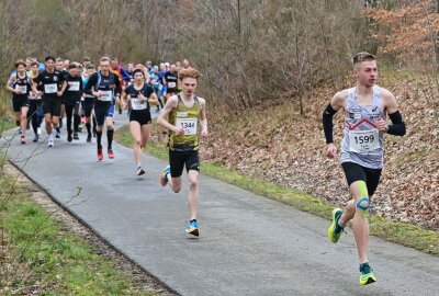 54. Göltzschtal-Marathon in Lengenfeld mit 591 Finishern - Tom Förster von der LG Braunschweig (vorn) hat einen neuen Streckenrekord über 10 KIloemter aufgestellt. Foto: Ramona Schwabe
