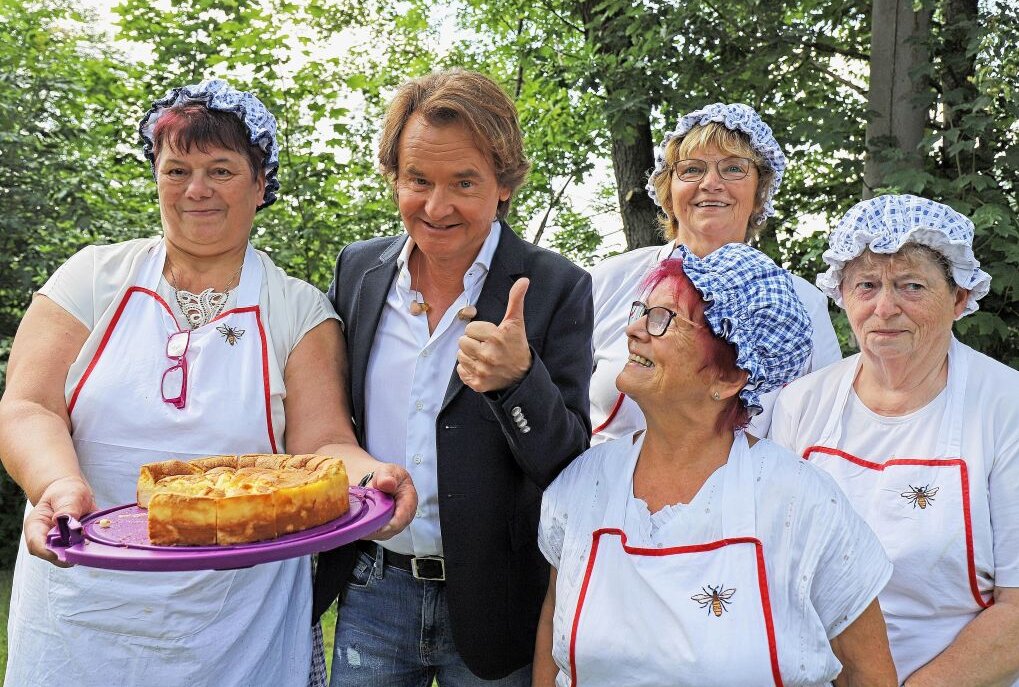 Der Kuchen, den die Mitglieder der Landfrauen und des Seniorenclubs Langenau gebacken haben, scheint auch Schlagersänger Uwe Busse geschmeckt zu haben. Er war der Stargast auf dem 54. Stadt- und Haldenfest, das am vergangenen Wochenende auf der Brand-Erbisdorfer Reußenhalde stattfand Foto: Wieland Josch