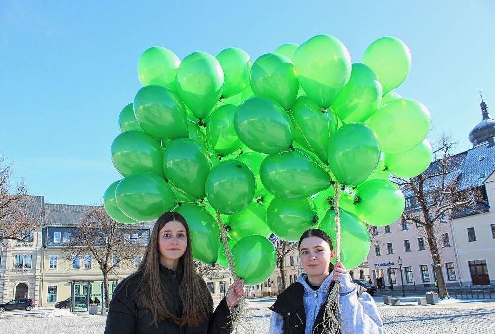 550 Luftballons gingen in die Luft - Mit Luftballons im Gepäck steuerten auch diese Gymnasiastinnen zum Marktplatz. Foto: Jana Kretzschmann