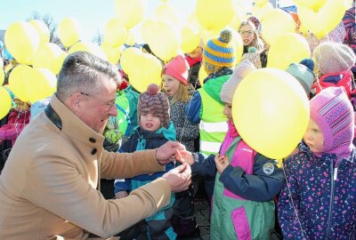 550 Luftballons gingen in die Luft - Schön festhalten, damit keiner vor dem Signal in den Himmel steigt. Oberbürgermeister Andrè Heinricht hilft den Steppkes der Kita Buratino. Foto: Jana Kretzschmann