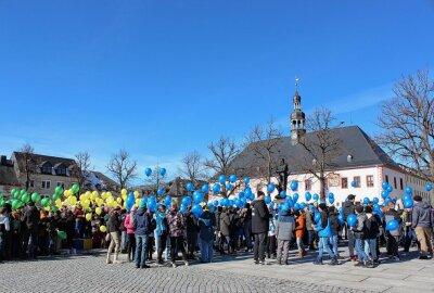 550 Luftballons gingen in die Luft - Hunderte Kinder und Jugendliche formierten sich zu einer Blüte. Foto: Jana Kretzschmar