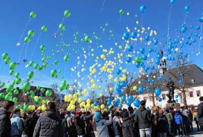 550 Luftballons gingen in die Luft - Mit dem Steigerlied kam auch das Signal, die Ballons fliegen zu lassen. Foto: Jana Kretzschmann