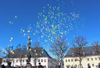 550 Luftballons gingen in die Luft - Rasch stiegen sie höher und höhe ins Himmelblau. Foto: Jana Kretzschmann
