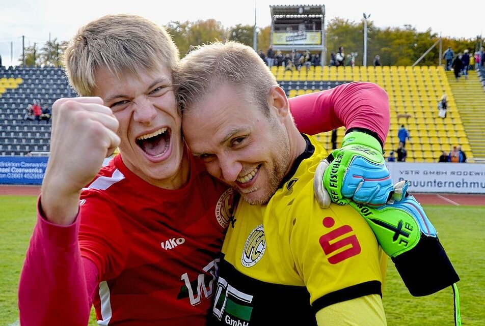Der 18-jährige Fritz Böttcher (links) feierte zusammen mit Mannschaftskapitän Philipp Dartsch (rechts) den 6:0-Heimsieg gegen Arnstadt. Foto: Karsten Repert