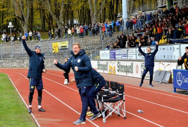 Der Betreuerstab um Cheftrainer Robert Fischer (Mitte) war am Samstag hochzufrieden. Foto: Karsten Repert