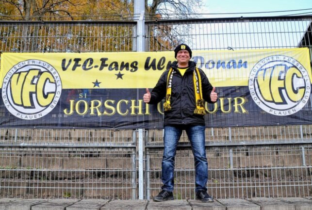 FC-Fan Jörg Pfeifer ist aus Ulm angereist. Die 358 Kilometer fährt der ehemalige Plauener auch in zwei Wochen wieder, wenn der VFC gegen Inter Leipzig antritt. Foto: Karsten Repert