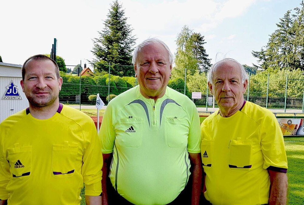 Manfred, Siegfried und Enrico Jahn haben zusammen 6.000 Spiele geleitet, standen aber nur fünfmal gemeinsam als Trio auf dem Fußballplatz. Foto: Karsten Repert
