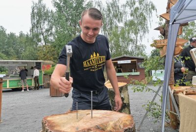 6. Erzgebirgischer Heimattag lockte mit bunten Programm - Der 20-jährige Franz Hemmann aus Lößnitz hat versucht, einen Nagel mit so wenig Schlägen im Holz zu versenken. Foto: Ralf Wendland