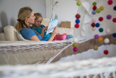 6 Tipps, wie Sie Kindern gute Gewohnheiten beibringen - Noch ein Bilderbuch vor dem Schlafen: Solche Rituale geben Kindern Sicherheit.