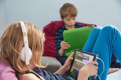 60/60-Regel und Mausohren: Was das Gehör von Kindern schützt - Kopfhörer schicken den Schall direkt ins Ohr - das kann zum Problem werden.
