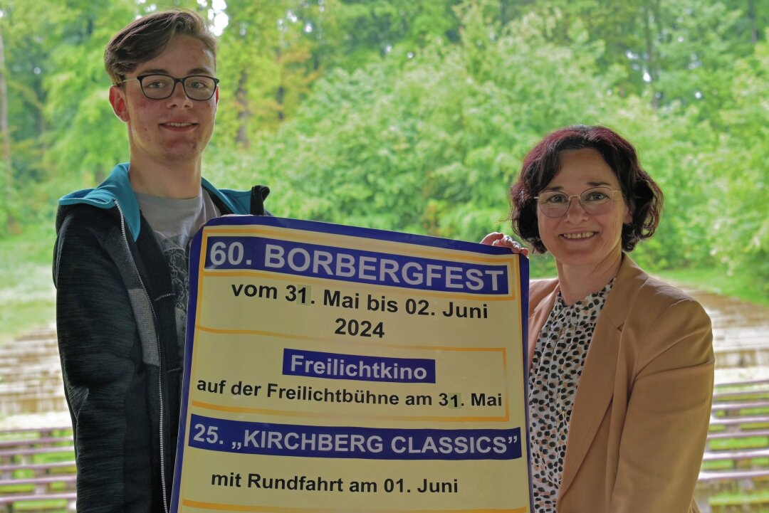 60. Borgbergfest in Kirchberg findet später als geplant statt - Bt: Linus Günther, Auszubildender der Stadt Kirchberg (li.) und Bürgermeisterin Dorothee Obst freuen sich auf viele Besucher zum Borbergfest. Das findet nun zwei Wochen später statt.