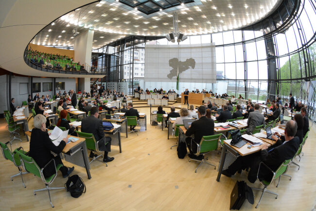 60 Millionen Euro für hybridbetriebenen EcoTrain - Blick in den Plenarsaal des Landtags Dresden.
