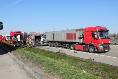 61-Jähriger kommt bei schwerem Unfall zwischen drei LKW auf der A4 ums Leben -  Am heutigen Dienstagvormittag kam es auf der A4 in Höhe der Raststätte Dresdner Tor zu einem schweren Verkehrsunfall. Foto: Roland Halkasch