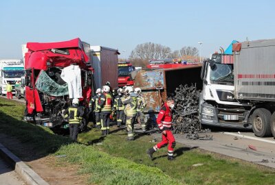61-Jähriger kommt bei schwerem Unfall zwischen drei LKW auf der A4 ums Leben - Am heutigen Dienstagvormittag kam es auf der A4 in Höhe der Raststätte Dresdner Tor zu einem schweren Verkehrsunfall. Foto: Roland Halkasch