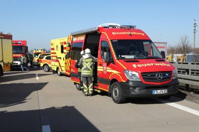 61-Jähriger kommt bei schwerem Unfall zwischen drei LKW auf der A4 ums Leben -  Am heutigen Dienstagvormittag kam es auf der A4 in Höhe der Raststätte Dresdner Tor zu einem schweren Verkehrsunfall. Foto: Roland Halkasch