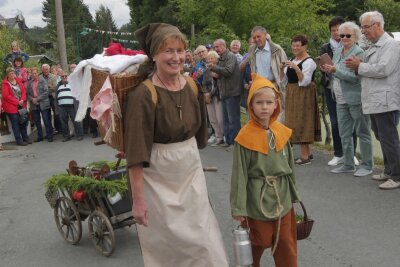 625 Jahre Cunsdorf: Das muss gefeiert werden! - Eine fleißige Handelsfrauen zog mit allerlei Gepäck durch den Ort.  