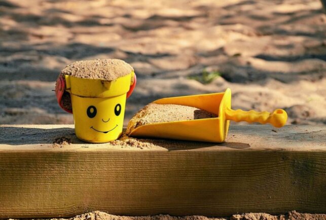 Symbolbild. Sandspielzeug liegt neben einem Sandkasten. Foto: Pixabay