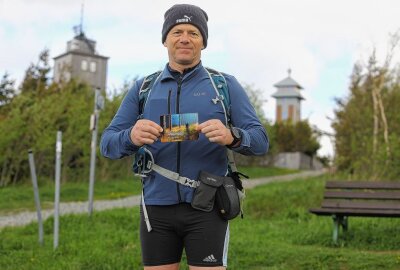 64 Kilometer zu Fuß von Chemnitz zum Fichtelberg - Der 53-jährige Ralf Hänel aus Döbeln sendet nun die Postkarte an seine Frau, die er bereits 2014 geschrieben hatte, auch ab. Foto: Thomas Fritzsch/PhotoERZ