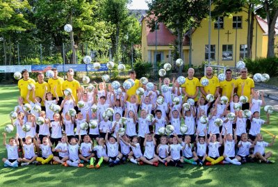 66 Kinder erleben bei Wacker eine Woche Fußballspaß - 66 Kinder erlebten bei Wacker eine Woche Fußballspaß. Foto: Karsten Repert