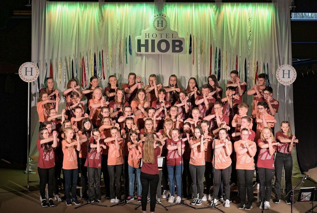 66 Mitwirkende bei Adonia-Musical "Hiop" auf der Bühne - Das Adonia-Musical "Hiob" ist in der Erzgebirgshalle in Lößnitz aufgeführt worden. Foto: Ramona Schwabe