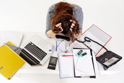 7 effektive Tipps für mehr Gelassenheit im Job - Nicht alles gleichzeitig erledigen: Stress im Job meistern.