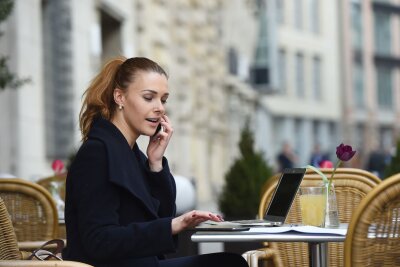 7 effektive Tipps für mehr Gelassenheit im Job - Wichtiger Anruf im Café? Nicht jede neue Aufgabe ist dringend.