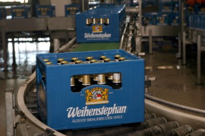 7 Fakten, die Sie zum Bierexperten machen - Traditionsbewusst trinken: ein Kasten der bayerischen Brauerei Weihenstephan.