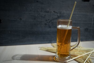 7 Fakten, die Sie zum Bierexperten machen - Bier durch einen Strohhalm trinken? Dafür gab es einmal gute Gründe.