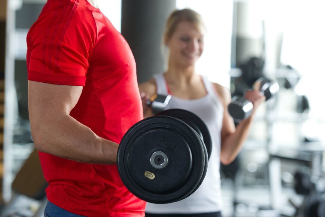 7 Fakten, mit denen Menschen ihr Verhalten wirklich ändern - Regelmäßig ins Fitness-Studio gehen: Das schafft man mit Gewohnheiten.