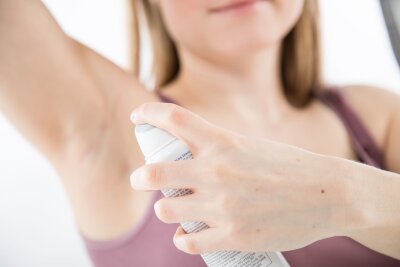 7 Fakten: Warum wir schwitzen und das ziemlich gesund ist - Ein Deo oder Antitranspirant kann bei Körpergeruch helfen.