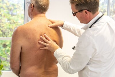 7 Irrtümer über Rückenschmerzen, die Sie kennen sollten - Bei häufig auftretenden Rückenschmerzen ist es empfehlenswert, einen Arzt aufzusuchen.