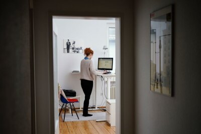 7 Irrtümer über Rückenschmerzen, die Sie kennen sollten - Im Stehen zu arbeiten bietet Rückenentlastung und fördert eine bessere Haltung am Arbeitsplatz.