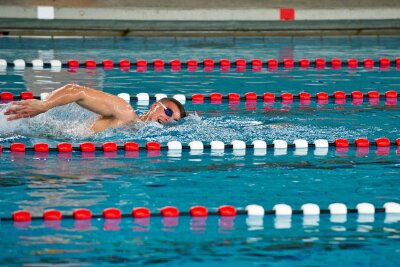 7 Tipps, um die Leistung beim Schwimmen zu steigern - Beim Kraulen kommt es auf die richtige Atemtechnik an.