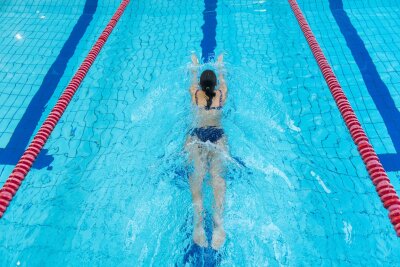 7 Tipps, um die Leistung beim Schwimmen zu steigern - Die richtige Technik spart beim Schwimmen viel Kraft.
