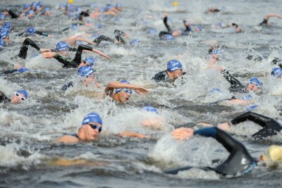 7 Tipps, um die Leistung beim Schwimmen zu steigern - Trainieren für den Wettkampf: Gute Schwimmer versuchen sich an einem Triathlon.