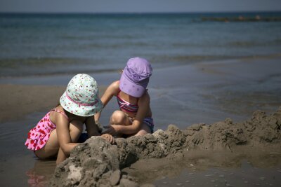 7 Tipps, wie Sie Ihre Familie vor Hitze schützen - Eine Kopfbedeckung schützt Kinder vor Sonne und Hitze.