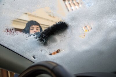 7 Tipps, wie Sie mit dem Auto sicher durch den Winter kommen - Es empfiehlt sich, im Winter immer einen Handfeger im Auto zu haben, um mühelos den Schnee von der Windschutzscheibe zu wischen.