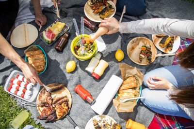 7 tolle Ideen für mehr Spaß an gesundem Essen - Ein Picknick im Park zusammen mit Freunden ist immer eine gute Idee.