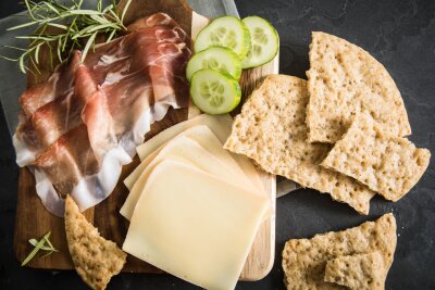 7 verblüffende Fakten über Brot, die Sie kennen sollten - Traditionell wird Schüttelbrot mit Speck oder Käse als Zwischenmahlzeit gegessen.