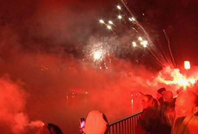 70 Jahre Dynamo Dresden: Tausende Fans feiern mit Pyrotechnik - 70 Jahre Dynamo Dresden: Tausende Fans feierten dies Dienstagnacht und zündeten zum Teil nicht zugelassene Pyrotechnik. Foto: Roland Halkasch