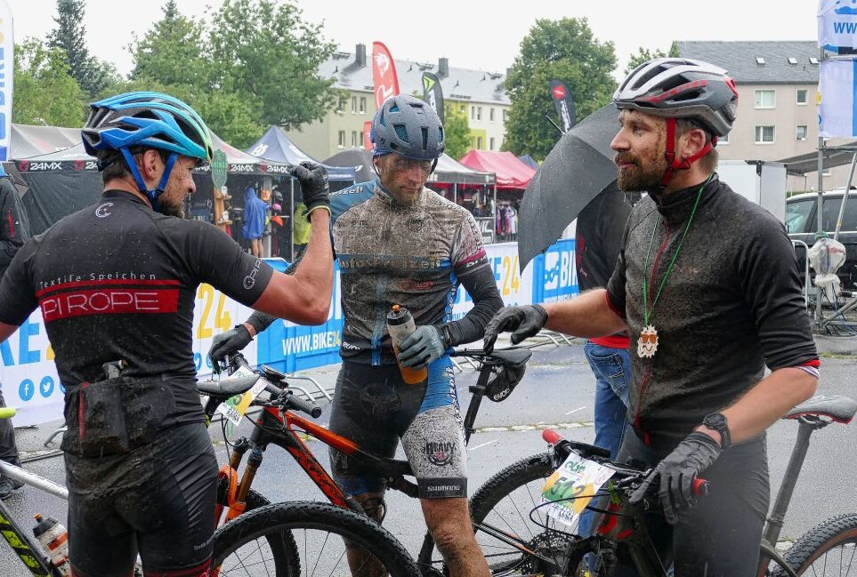 700 Mountainbiker lassen sich in Seiffen vom Regen nicht stoppen - Im Ziel waren alle Teilnehmer von der Witterung gezeichnet. Foto: Andreas Bauer