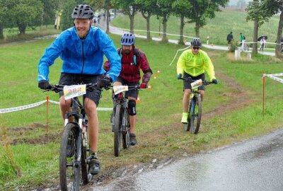 700 Mountainbiker lassen sich in Seiffen vom Regen nicht stoppen - Von befestigten Wegen ging es rasch ins Gelände. Foto: Andreas Bauer