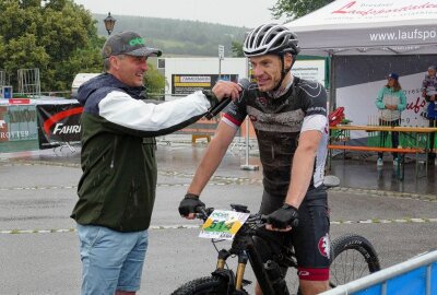 700 Mountainbiker lassen sich in Seiffen vom Regen nicht stoppen - Auch Julius Wagler, der Sieger über 32 Kilometer, musste vors Mikrofon. Foto: Andreas Bauer